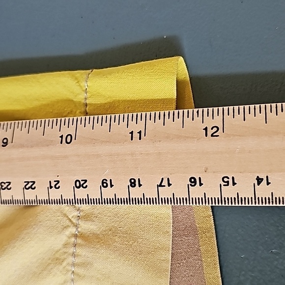 Old Nave women's shorts. Yellow and tan. 4 pockets. Size 8 good used condition. - Picture 3 of 10